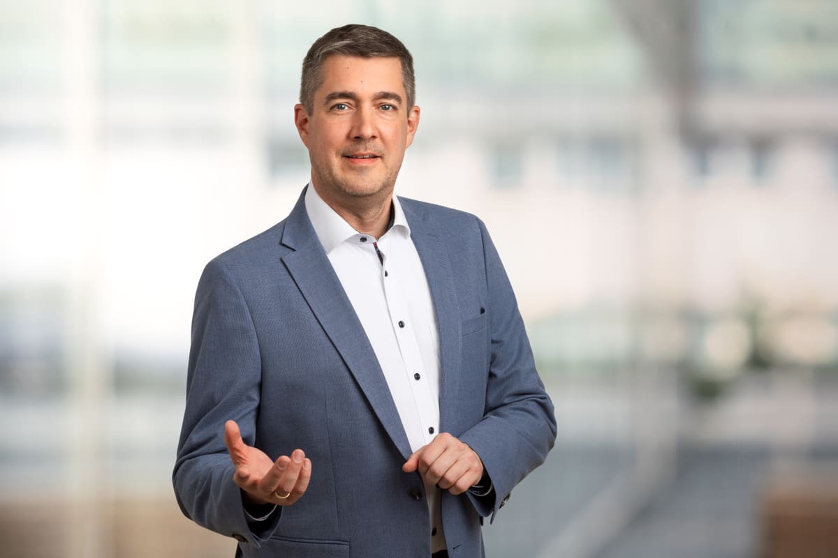 Andreas Luft mit offenen, einladenden Händen